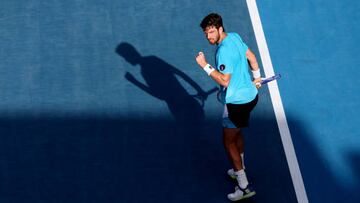El tenista británico Cameron Norrie celebra un punto durante su partido ante Jenson Brooksby en la semifinales del torneo de Auckland.