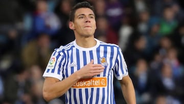 El defensa mexicano de la Real Sociedad, Héctor Moreno, celebra su gol, el primero del partido frente al Alavés, durante el partido de la jornada 27ª de Liga Santander de fútbol disputado hoy entre ambos equipos en el estadio de