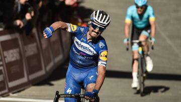 Alaphilippe celebra su triunfo en la Strade Bianche por delante de Fuglsang.