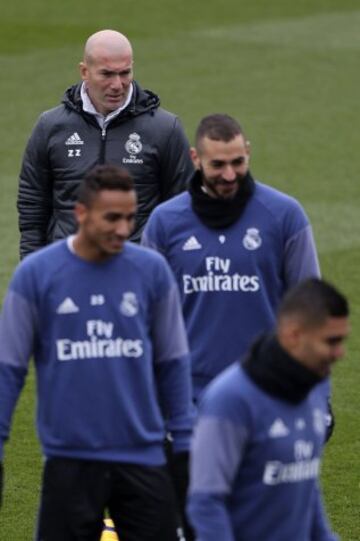Zinedine Zidane junto a Danilo, Karim Benzema y Casemiro.