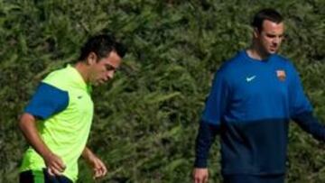 <b>LISTO PARA JUGAR. </b>Xavi Hernández, junto a unos empleados del Barça, ayer, en la ciudad deportiva.