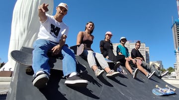 Con Danny Le&oacute;n a la cabeza, varios de los atletas que han participado de la presentaci&oacute;n del Madrid Urban Sports sentados en una mini ramp en la Plaza de Col&oacute;n (Madrid), el 8 de septiembre del 2021.