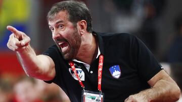 Veselin Vujovic da órdenes durante un partido de la selección de balonmano de Eslovenia.