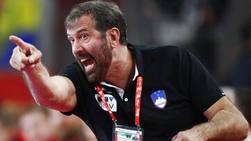 Veselin Vujovic da &oacute;rdenes durante un partido de la selecci&oacute;n de balonmano de Eslovenia.