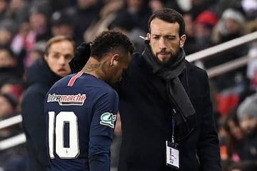 Neymar goes off injured against Strasbourg