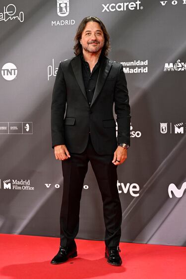 Enrique Arce posa en la alfombra roja. 