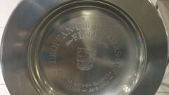 Venden por 800 euros el plato del Arsenal de la Recopa del 80