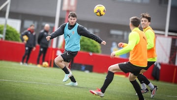 13-02-25. IMAGEN DEL ENTRENAMIENTO DEL SPORTING, CON GUILLE ROSAS Y NACHO MÉNDEZ.