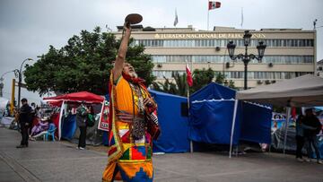 An indigenous man makes a ritual near where supporters of Peru&#039;s left-wing presidential candidate for the Peru Libre party, Pedro Castillo, camp, outside the building of the National Jury of Elections in Lima on July 06, 2021. - A month after runoff elections, Peru is still waiting to officially know who will be its new president, while supporters of leftist candidate Pedro Castillo and right-wing Keiko Fujimori camp out in Lima squares to &quot;defend&quot; their votes. (Photo by ERNESTO BENAVIDES / AFP)