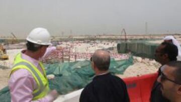 INSPECCIÓN. Un ingeniero muestra las obras en Al Wakrah.