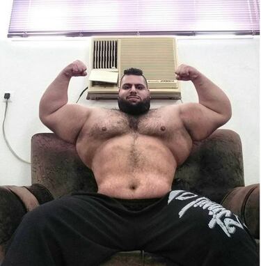 Gracias a sus 1,86 centmetros y 176 kilogramos se ha ganado el mote de el 'Hulk Iran'. Adems de por su fsico, Sajad Gharibi es conocido por sus buenas acciones con los ni?os de su pas que se encuentran en campos de refugiados.