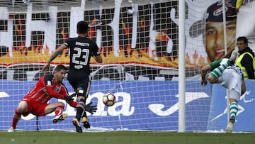 Futbol, Deportes Temuco vs Colo Colo
undecima fecha, campeonato de Transicion 2017
El arquero de Colo Colo Agustin Orion, izquierda, disputa el balon con Cris Martinez de Deportes Temuco durante el partido de primera division en el estadio German Becker