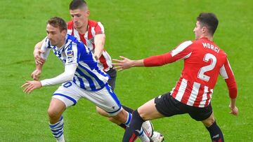 Real Sociedad&#039;s Spanish defender Nacho Monreal (L) vies with Athletic Bilbao&#039;s Spanish midfielder Oihan Sancet (C) and Athletic Bilbao&#039;s Spanish forward Jon Morcillo during the Spanish League football match between Athetlic Bilbao and Real 