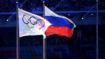 Imagen de la bandera olímpica y de la bandera de Rusia durante la ceremonia de clausura de los Juegos Olímpicos de Invierno de Sochi.