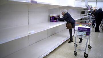 Una se&ntilde;ora coge el &uacute;ltimo paquete de papel higi&eacute;nico de un lineal vac&iacute;o en un supermercado de Northwich (Reino Unido) duante la crisis del coronavirus.