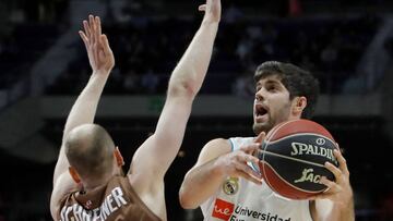 GRAF4594. MADRID, 04/03/2018.- El alero del Real Madrid Santiago Yusta (d) y el Anthony Randolph (i) y el base del San Pablo Burgos Thomas Schreiner, durante el partido de la vigésimo primera jornada de Liga que disputan en el Palacio de los Deport
