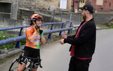 La anfitriona habla con el redactor de AS, Dani Miranda, en Riosa, el punto de partida del puerto. Alicia reconoce a este medio que nunca había subido al Angliru (hasta la cima) en bici ya que hasta dicho reportaje lo había hecho hasta la zona de Viapará, prácticamente a mitad de puerto. 