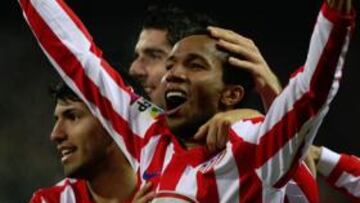 <b>FELICIDAD. </b>Kun, Raúl García y Reyes felicitan a Assunçao tras su gol.