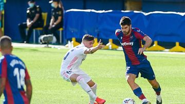 Jorge Melero of Levante UD and Federico, Fede Valverde of Real Madrid during the La Liga Santander mach between Levante and Real Madrid at Estadio de la Ceramica, on October 4, 2020 in Vila-real Spain
 AFP7 
 04/10/2020 ONLY FOR USE IN SPAIN