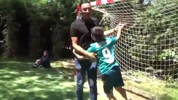 Keylor visita un colegio con niños de necesidades especiales