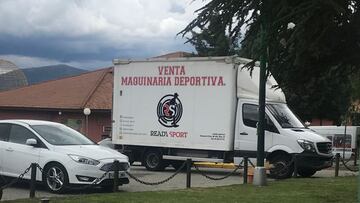 Camión de mudanza de material deportivo ayer en Los Ángeles de Rafael.