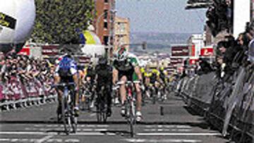 <b>PRIMER ÉXITO.</B> Thor Hushovd bate a Torrent en la línea de meta.