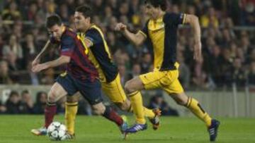 Tiago persigue a Messi durante el partido.