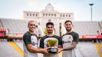 Oriol Romeu, Ilkay Gündogan e Iñigo Martínez, los tres fichajes, posan con el trofeo Gamper.