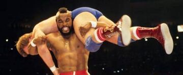 Mr. T levanta a Paul Orndorff durante el primer Main Event de WrestleMania mientras Hulk Hogan lo celebra.