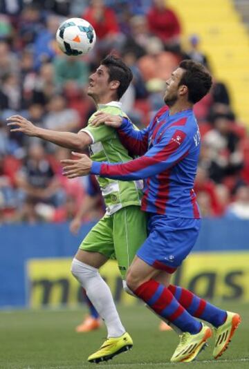 El delantero del Levante, Víctor Casadesús (d) y el defensa del Getafe Sergio Escudero Getafe luchan por el balón.