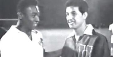 En la imagen, junto a Pelé en la visita del astro brasileño a Chile en la década del 60'.