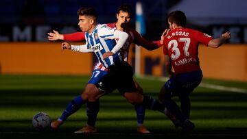 BARCELONA, SPAIN - DECEMBER 06: Nicolas Melamed Ribaudo of RCD Espanyol runs with the ball past Gaspar Campos and Guillermo Rosas of Real Sporting de Gijon during the LaLiga SmartBank match between RCD Espanyol and Real Sporting de Gijon at RCDE Stadium o