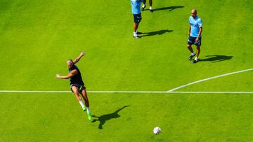 HOUSTON, TX - JULY 21: Manchester City's Erling Haaland and Pep Guardiola in action during training at the PNC stadium on July 21, 2022 in Houston, Texas. (Photo by Tom Flathers/Manchester City FC via Getty Images)