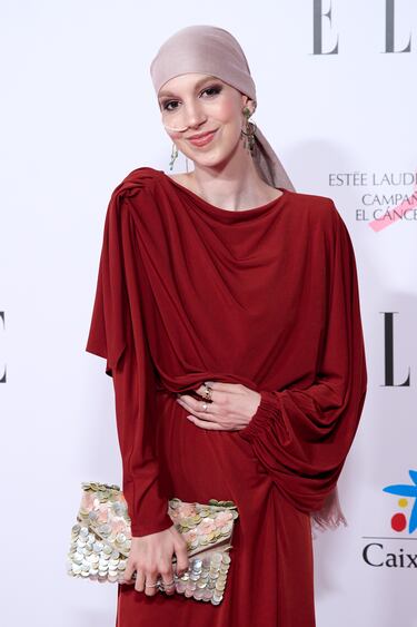 La sevillana de 20 años murió el 3 de enero tras una larga lucha contra el cáncer. Desde las redes sociales consiguió visibilizar su enfermedad, un sarcoma de Ewing que terminó siendo mortal. Con su sonrisa y su simpatía consiguió ganarse el cariño de una comunidad que rondó el millón de seguidores que no dejó de alentarla en sus peores momentos.