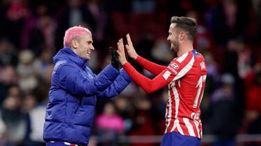 Saúl y Griezmann, felices tras el triunfo del Atlético ante el Valladolid.