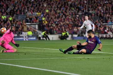 1-0. Luis Suárez marcó el primer gol.