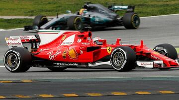 Formula One - F1 - Test session - Barcelona-Catalunya racetrack in Montmelo, Spain - 28/2/17 - Ferrari's Kimi Raikkonen is followed by Mercedes' Lewis Hamilton. REUTERS/Albert Gea