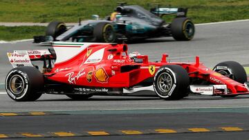 Formula One - F1 - Test session - Barcelona-Catalunya racetrack in Montmelo, Spain - 28/2/17 - Ferrari&#039;s Kimi Raikkonen is followed by Mercedes&#039; Lewis Hamilton. REUTERS/Albert Gea