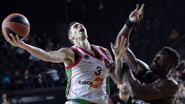 Luca Vildoza trata de anotar ante Michael Eric.