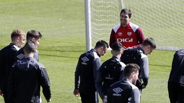 Iraola, con sus jugadores, en una sesión.