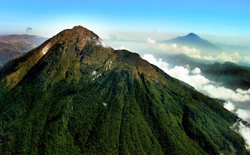 El volcán Tacaná se ubica en el límite entre Guatemala y México, exactamente en San Marcos Guatemala.
