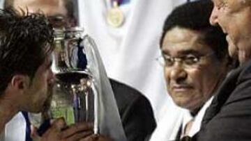 Miles de griegos celebran su primer título