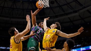 MÁLAGA, 03/12/2024.- El ala-pívot de Unicaja Tyson Pérez (2i) lucha un balón con Servaas Buysschaert (i) y con Tim Waerniers (2d), ambos del Ostende, durante el encuentro correspondiente a la fase regular de la Liga de Campeones que disputan hoy martes Unicaja y Oostende en el palacio de los deportes Martín Carpena, en Málaga. EFE/ Jorge Zapata.