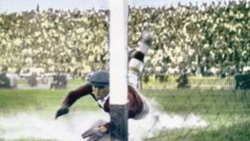 Ricardo Zamora, en su famosa parada en la final de 1936.