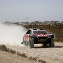 Peterhansel gana a Sainz por 27 segundos y Loeb sufre