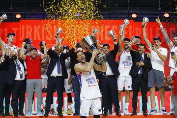 El Efes se encontraba primero en la Euroliga en marzo de 2020 cuando estall車 la pandemia del coronavirus y las competiciones deportivas echaron el cierre hasta nuevo aviso. En el club turco sobrevolaba el aroma de oportunidad perdida para alzarse con su primer cetro europeo. Las segundas oportunidades en el deporte no suelen ser lo habitual, pero en esta ocasi車n los dioses fueron ben谷volos con el Anadolu la siguiente temporada.
En la 2020-21, el equipo del pol谷mico Ataman acab車 en tercera posici車n con un balance de 22 triunfos y 12 derrotas la fase regular m芍s competida de siempre en la Euroliga. En cuartos, lleg車 el Madrid, que puso en much赤simos aprietos a la pareja Micic-Larkin. Tantos, que el Efes tuvo que esperar hasta el 迆ltimo minuto del quinto partido para adquirir su billete para Colonia.
Ya en tierras Alemanas, en semifinales cay車 el CSKA Mosc迆 y en la gran final, el Barcelona. Micic fue el MVP de la Final Four tras promediar 25 puntos (45,5% en triples), 3 rebotes y 5,5 asistencias para 27 de valoraci車n. El base serbio tambi谷n obtuvo el MVP de la temporada con 16,1 tantos, 2,6 capturas y 5 pases de canasta para 17 de valoraci車n.