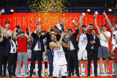 El Efes se encontraba primero en la Euroliga en marzo de 2020 cuando estalló la pandemia del coronavirus y las competiciones deportivas echaron el cierre hasta nuevo aviso. En el club turco sobrevolaba el aroma de oportunidad perdida para alzarse con su primer cetro europeo. Las segundas oportunidades en el deporte no suelen ser lo habitual, pero en esta ocasión los dioses fueron benévolos con el Anadolu la siguiente temporada.
En la 2020-21, el equipo del polémico Ataman acabó en tercera posición con un balance de 22 triunfos y 12 derrotas la fase regular más competida de siempre en la Euroliga. En cuartos, llegó el Madrid, que puso en muchísimos aprietos a la pareja Micic-Larkin. Tantos, que el Efes tuvo que esperar hasta el último minuto del quinto partido para adquirir su billete para Colonia. 
Ya en tierras Alemanas, en semifinales cayó el CSKA Moscú y en la gran final, el Barcelona. Micic fue el MVP de la Final Four tras promediar 25 puntos (45,5% en triples), 3 rebotes y 5,5 asistencias para 27 de valoración. El base serbio también obtuvo el MVP de la temporada con 16,1 tantos, 2,6 capturas y 5 pases de canasta para 17 de valoración.
