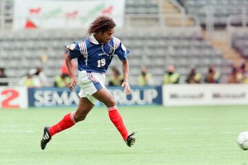 Centrocampista de brega y lucha en el centro del campo, Christian Karembeu iba a ser otra de las incoporaciones veraniegas madridistas en el verano de 1996. Pero en su caso, no pudo lucir la camiseta blanca hasta un año después: su fichaje propició una dura batalla entre Madrid y Barça por hacerse con sus servicios. En el verano de 2000 fue traspasado al Olympiakos griego. Ese mismo verano se proclamó campeón de la Eurocopa de Bélgica y Holanda. En la anterior edición, la de Inglaterra-1996, fue semifinalista. Jugó cinco encuentros entre las dos ediciones (no marcó).