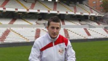 <b>PREPARADO. </b>Tito, ayer en el estadio de Vallecas antes de emprender rumbo a Pamplona.