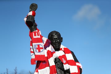 Inaugurada en 2015 en los aleda?os del Britannia Stadium, en Stoke-on-Trent, Inglaterra. En la imagen la estatua est¨¢ rodeada ofrendas florales y de bufandas y camisetas del equipo rojiblanco como homenaje a Banks tras su fallecimiento en 2019.